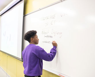A student meets with a Cornell College admission counselor to discuss the application process.