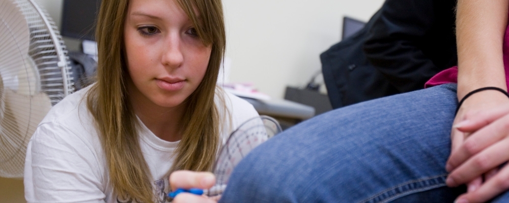 Cornell student works in the kinesiology lab.