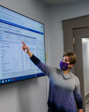 Cornell College Professor explains a finance concept in the Finance Lab.