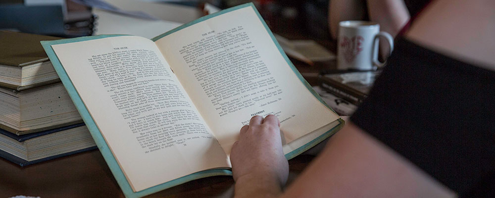 English students work in Van Etten Lacey House