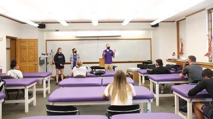 Cornell College students work in the in the Finance Lab